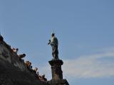 Одна из самых известных статуй на Карловом мосту - святой Ян Непомуцкий