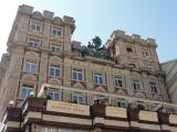 место встречи находится перед этим красивым зданием